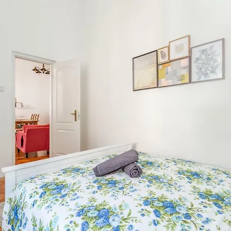Spacious Synagogue Apartment