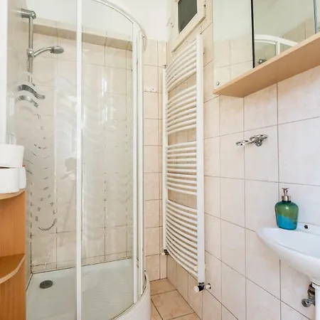 Spacious Synagogue Apartment *
