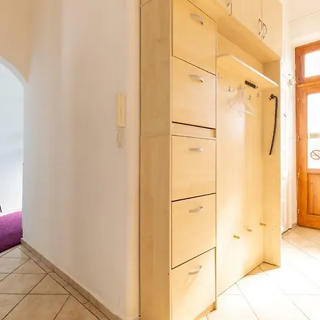 Spacious Synagogue Apartment *